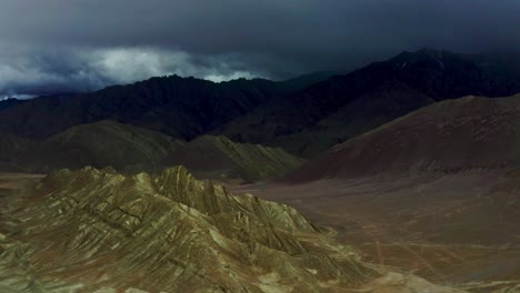 Vista-Aérea-De-La-Cordillera-Cerca-Del-Lago-Pangong-O-Pangong-Tso-En-Ladakh,-Jammu-Y-Cachemira,-En-El-Norte-De-La-India.