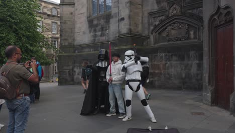 Straßenkünstler-In-Star-Wars-Outfits-Auf-Der-Royal-Mile-In-Edinburgh