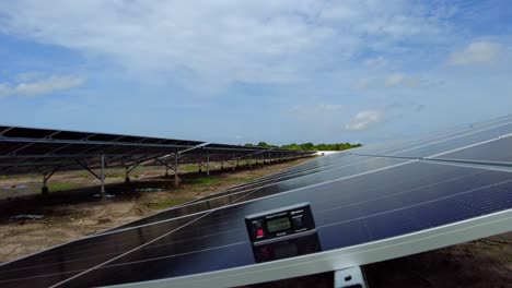 Platzierung-Eines-Digitalen-Neigungsmessers-Mit-Winkelmesser-Auf-Einer-Photovoltaikzelle,-Um-Den-Neigungswinkel-Im-Solarkraftwerk-In-Jambur,-Gambia,-Zu-Messen