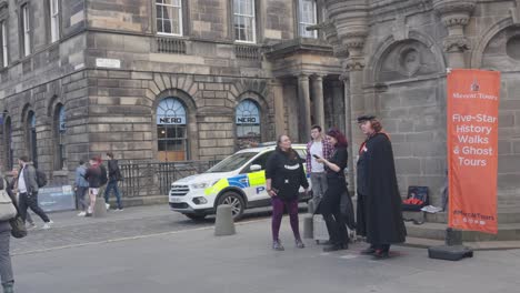 Tour-Guides,-visitors-and-Police-at-Parliament-Square,-Edinburgh,-Scotland