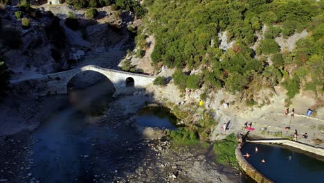 Luftaufnahmen-Von-Menschen,-Die-Sich-Am-Heißen-Thermalwasser-In-Der-Langarica-Schlucht-In-Der-Nähe-Von-Permet,-Albanien,-Entspannen