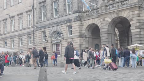 Visitors-and-tourists-near-the-entrance-to-Mary-Kings-Close,-Edinburgh
