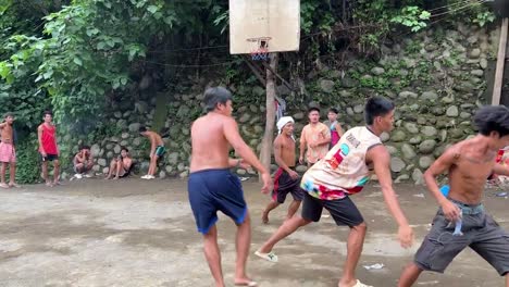 Arme-Junge-Leute-Spielen-Basketball-In-Einer-Ländlichen-Gegend