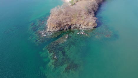 Orbit-Luftaufnahme-Des-Strandes-Tagsüber-In-Costa-Rica