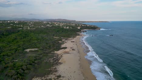 Playa-Bacocho,-Tiene-Arena-Fina-Y-Suave,-Palmeras,-Agua-Cálida-De-Color-Azul-Verdoso-Y-Oleaje-Moderado-Aunque,-Oaxaca