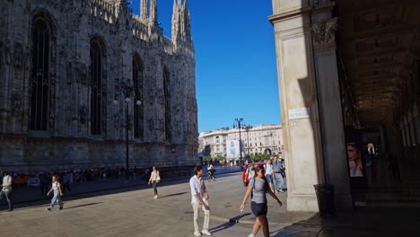 Calles-Concurridas-Con-Gente-Caminando-Cerca-Del-Duomo-Di-Milano-Durante-El-Día-Soleado-En-Milán,-Italia.