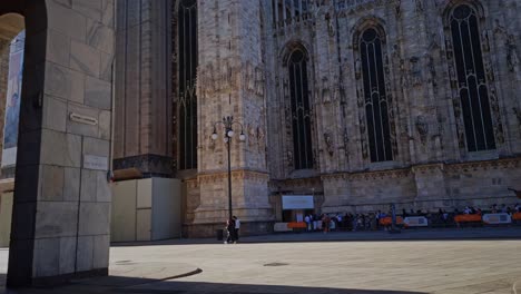 Duomo-Kathedrale-Fassade,-Lange-Touristenschlange,-Die-In-Etablierte-Aufnahme-Eintritt