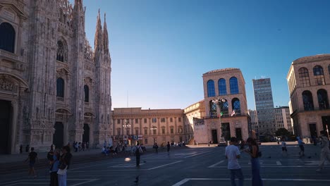 Turistas-Que-Visitan-El-Destacado-Duomo-Di-Milano-En-Milán,-Italia