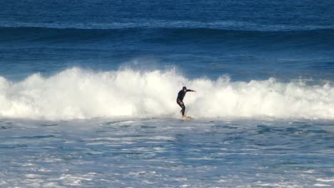 Vista-Cercana-Del-Surfista-Surfeando-En-El-Océano-En-Playas-De-Europa