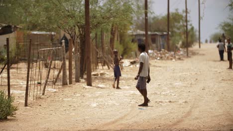 Straße-In-Einem-Kleinen-Afrikanischen-Dorf
