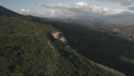 Puesta-De-Sol-Hora-Dorada-Antena-De-Formación-Rocosa-De-Calcita-Gigante-En-Las-Montañas
