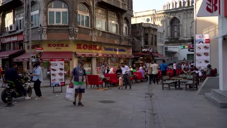 Escena-De-Gente-Caminando-Y-Almorzando-En-Restaurantes-En-El-Distrito-De-Fatih,-Estambul,-Turquía
