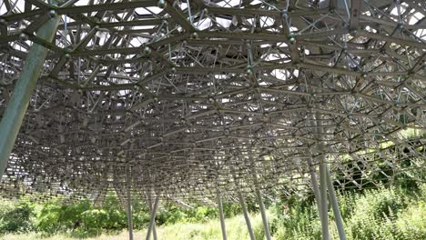 Underneath-The-Hive-Installation-In-Kew-Gardens-Looking-Up-At-The-Distinctive-Mesh-Frame-From-Below