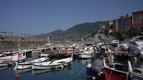 Szene-Mit-Booten,-Die-Im-Hafen-Von-Ligurien,-Camogli,-Italien-Anlegen