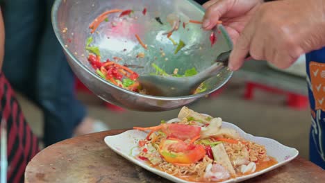 Anrichten-Dieses-Einzigartigen-Nudelsalatgerichts-Auf-Dem-Chatuchak-Wochenendmarkt-In-Bangkok,-Thailand