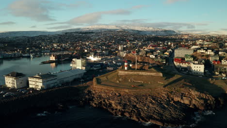 Färöer-Inseln-4K-Luftaufnahme-Von-Skansin,-Torshavn-Bei-Sonnenuntergang