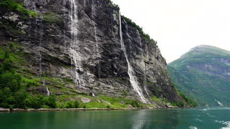 Water-running-through-the-Seven-Sisters-waterfall-in-the-Geiranger-Fjord,-Norway