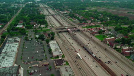 Flujo-De-Tráfico-Sobre-La-Autopista-I-90-Y-La-Línea-Roja-Del-Metro-Cta-Garfield-Desde-El-Lado-Sur-De-Chicago-Mirando-Al-Sur-Hacia-El-Oeste-De-Woodlawn