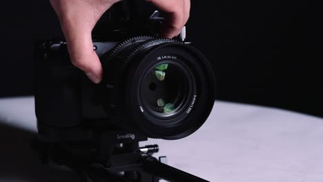 Ein-Kameramann-Bewegt-Die-Fokusblende,-Das-Blendenrad,-Die-Blende-Einer-Sony-FX3-Kompaktkinokamera-Und-öffnet-Und-Schließt-Die-Lamellen-Im-Inneren-Des-Objektivs,-Sodass-Licht-In-Den-Bildsensor-Eindringen-Kann