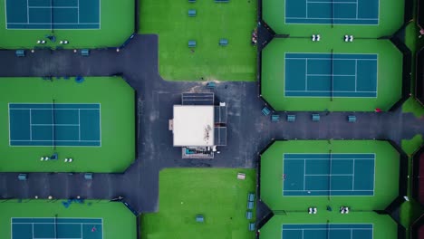 Von-Oben-Nach-Unten-Luftaufnahme-Des-Tennisplatzlayouts-Mit-Mehreren-Spielfeldern