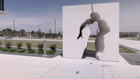 Statue-Zum-Brechen-Von-Barrieren-Auf-Dem-Campus-Der-Iowa-State-University-Mit-Videoschwenk-Von-Links-Nach-Rechts