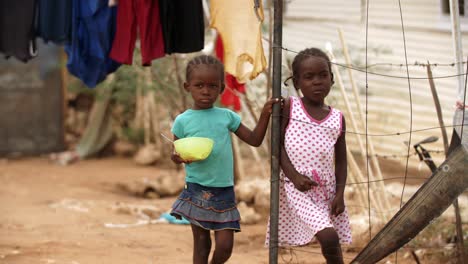 Süße-Afrikanische-Kinder-Auf-Der-Straße
