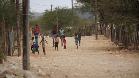 Niños-Jugando-En-Un-Pequeño-Pueblo-Callejero-En-África.
