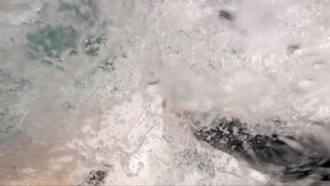 POV-Mann-Surft-Auf-Meereswellen,-Extremsport-In-Zeitlupe