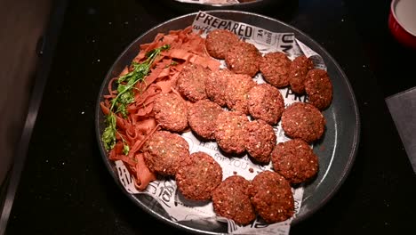 Frische-Kichererbsen-Falafel-Platte,-Traditionelle-Arabische-Vegetarische-Snacks