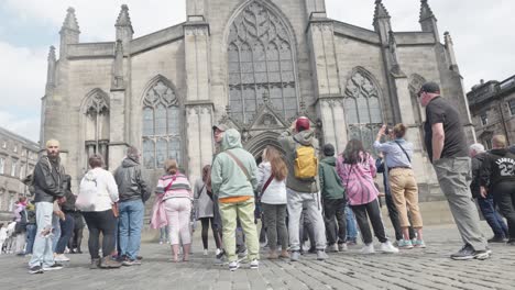 Tour-group-stop-outside-Saints-Giles-Cathedral,-Edinburgh,-Scotland