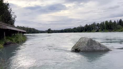 Kenai-River-Mit-Niedrigem-Winkel-In-Soldotna,-Alaska