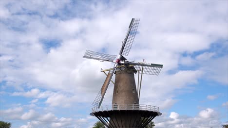Propellors-rotating-under-wind-power.-Gebroeders-windmill,-Heinkenszand