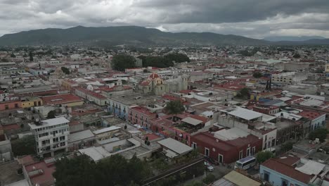 Überführung-Der-Flachbaustadt-Oaxaca-In-Richtung-Des-Tempels-Von-San-Felipe-Neri-In-MX