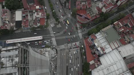 Antena-En-Aumento-De-La-Ciudad-De-México:-Tráfico-Urbano-Circulando-Por-Una-Calle-Muy-Transitada-Debajo