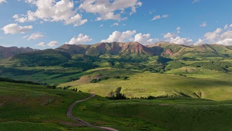 Antena-Sobre-Verdes-Colinas-Cerca-De-La-Montaña-Crested-Butte,-Colorado,-Estados-Unidos
