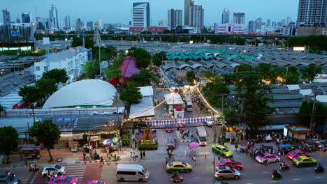 Multitudes-De-Compradores-Tailandeses-Y-Extranjeros-Disfrutan-De-Pasar-El-Rato-En-El-Mercado-De-Fin-De-Semana-De-Chatuchak-En-Bangkok,-Tailandia.