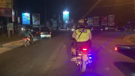 Indonesien---7.-August-2023:-Polizist-Fährt-Motorrad-An-Der-Ampel