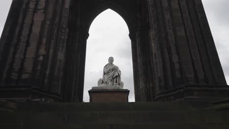 Walter-Scott-monument-in-Princess-Street-Gardens,-Edinburgh,-Scotland