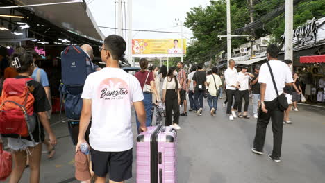 Die-Menschen-Schlendern-Durch-Das-Lebhafte-Treiben-Auf-Dem-Chatuchak-Markt-In-Bangkok-Mit-Einheimischen-Und-Ausländern,-Die-In-Bangkok,-Thailand,-Einkaufen