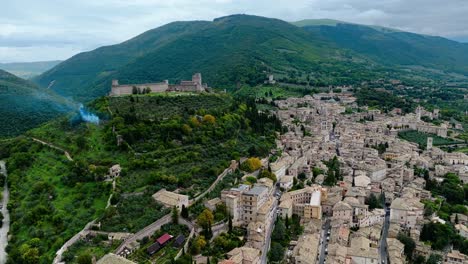 Bergstadt-Assisi-In-Der-Provinz-Perugia,-Region-Umbrien,-Italien