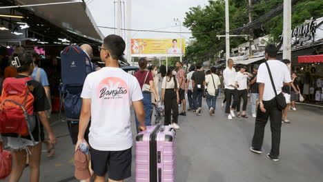 Die-Menschen-Schlendern-Durch-Das-Lebhafte-Treiben-Auf-Dem-Chatuchak-Markt-In-Bangkok-Mit-Einheimischen-Und-Ausländern,-Die-In-Bangkok,-Thailand,-Einkaufen