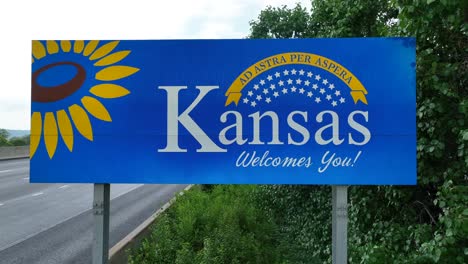 Kansas-Heißt-Sie-Willkommen.-Straßenschild