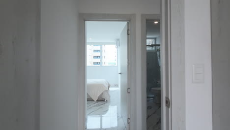 Idea-Interior-De-Dormitorio-Simple-Y-Elegante-Con-Marcos-De-Fotos-En-La-Pared-Del-Apartamento