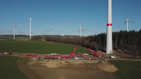 Baustelle-Einer-Windkraftanlage-Zur-Erzeugung-Grüner-Energie---Luftdrohnenaufnahme-Seitwärts