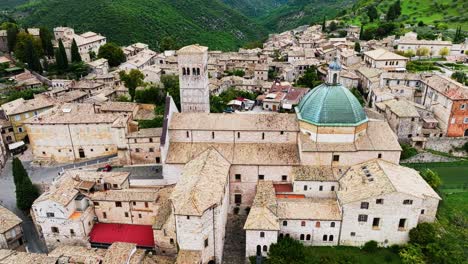 Kathedrale-San-Rufino-Von-Assisi-Mit-Blauer-Kuppel-In-Der-Stadt-Und-Gemeinde-Assisi-In-Italien