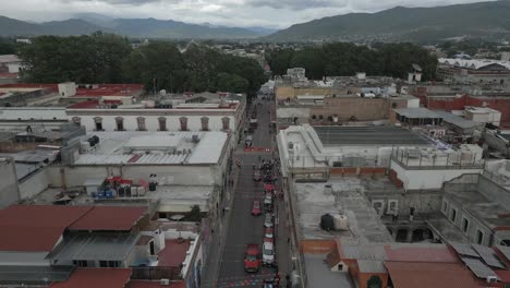 Banderas-Coloridas-Ondean-Sobre-Calles-Estrechas-En-La-Ciudad-Mexicana-De-Oaxaca