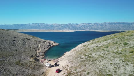 Hermosa-Cala-Salvaje-Con-Una-Playa-Y-Un-Mar-Azul-Profundo-Y-Claro-En-El-Karst-Blanco-De-La-Región-De-Zadar,-Croacia-Desde-Arriba
