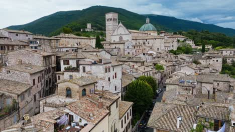 Vögel-Fliegen-über-Die-Stadt-In-Richtung-Der-Kathedrale-Von-Assisi-In-Italien
