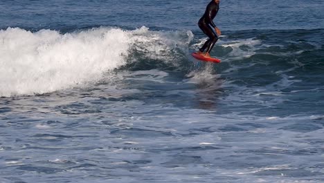 Weitwinkelaufnahme-Eines-Surfers,-Der-Auf-Einer-Folie-Reitet-Und-über-Wasser-Auf-Einer-Tropischen-Insel-Fliegt