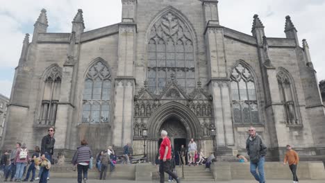 Turistas,-Visitantes-Y-Lugareños-En-La-Catedral-De-Saint-Giles,-Edimburgo